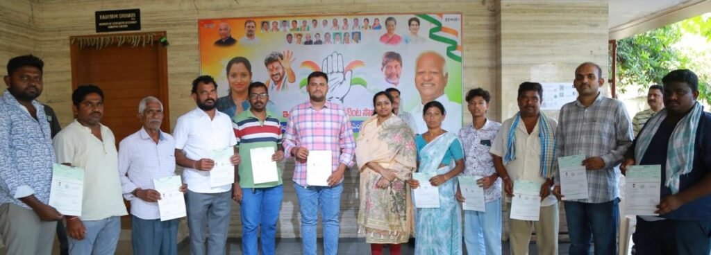 సీఎం సహాయనిధి చెక్కులను పంపిణీ చేసిన ఎంపీ