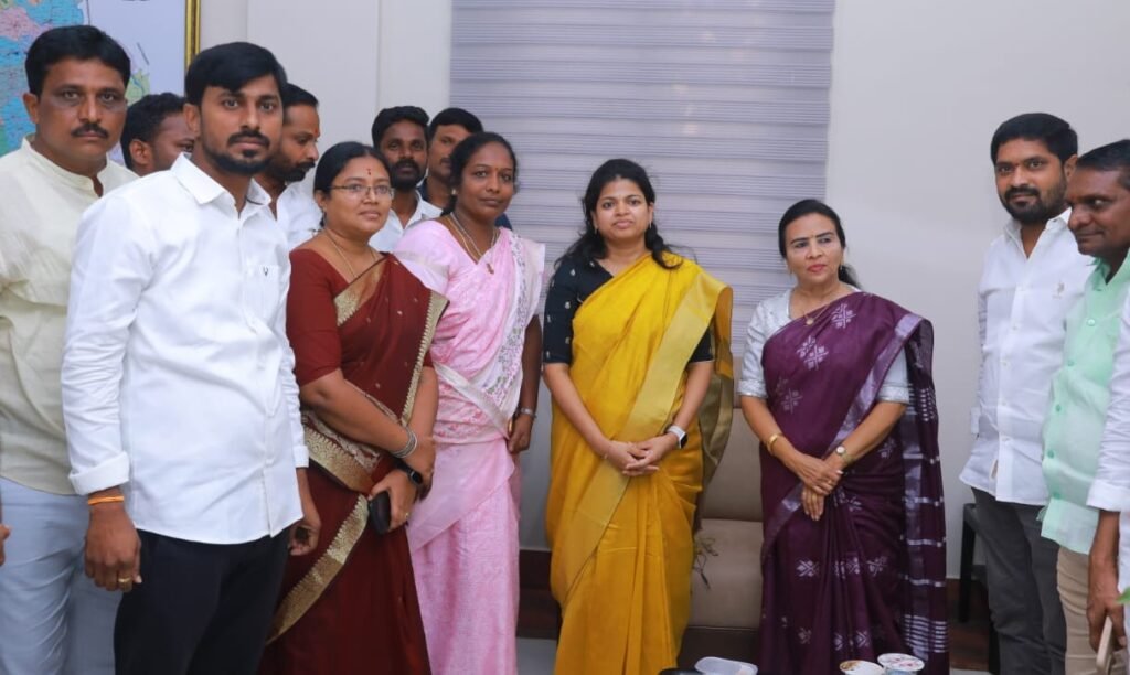 కలెక్టర్ తో ఝాన్సీ రాజేందర్ రెడ్డి మర్యాదపూర్వక భేటీ